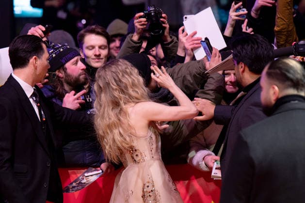 The Testament of Ann Lee , Premiere auf der Berlinale, Berlin, 19.02.2026 Amanda Seyfried mit Fans auf dem Roten Teppich bei der Premiere des Films The Testament Of Ann Lee zur Berlinale im Berliner Theater am Potsdamer Platz am 19.02.2026. Die 76. Internationalen Filmfestspiele Berlin finden vom 12. bis 22. Februar 2026 statt., Berlin Theater am Potsdamer Platz Copyright: xJensxFinkex