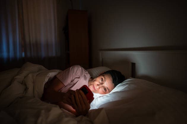 Schläfrige ältere Frau, die spät in der Nacht auf ihrem Smartphone durch soziale Medien scrollt. Schläfrige ältere Frau, die spät in der Nacht auf ihrem Smartphone durch soziale Medien scrollt. (License=RF) ,model released, Symbolfoto Copyright: xZoonar.com DmitriixMarchenkox 24666731 ,model released, Symbolfoto ,property released