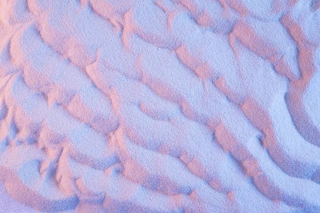 Disco-Violett und blaue Sandtextur mit sanften Wellenstreifen wie Wolken, abstrakter Hintergrund aus Dampf. Disco violet and blue sand texture with smooth ripple stripes as clouds, vapor abstract background. (License=RF) Copyright: xZoonar.com AlinaxYudinax 24680640