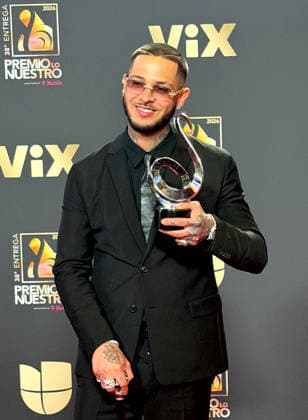 Puerto Rican singer Roa poses with an awards at tthe red carpet of Lo Nuestro Awards (focus in the Latin music) gala held in Miami, Florida, USA on 19 February 2026. Red carpet of Lo Nuestro Awards (focus in the Latin music) gala !ACHTUNG: NUR REDAKTIONELLE NUTZUNG!  Copyright: xAliciaxCivitax USA8611 20260220-55019458901_1