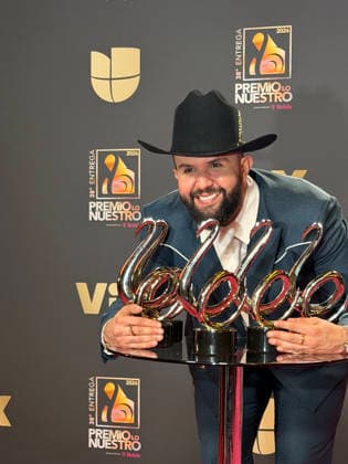 Mexican singer Carin Leon poses with his awards at tthe red carpet of Lo Nuestro Awards (focus in the Latin music) gala held in Miami, Florida, USA on 19 February 2026. Red carpet of Lo Nuestro Awards (focus in the Latin music) gala !ACHTUNG: NUR REDAKTIONELLE NUTZUNG!  Copyright: xAliciaxCivitax USA8598 20260220-55019458911_1