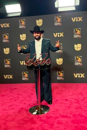 Mexican singer Carin Leon poses with his awards at tthe red carpet of Lo Nuestro Awards (focus in the Latin music) gala held in Miami, Florida, USA on 19 February 2026. Red carpet of Lo Nuestro Awards (focus in the Latin music) gala !ACHTUNG: NUR REDAKTIONELLE NUTZUNG!  Copyright: xAliciaxCivitax USA8597 20260220-55019458924_1