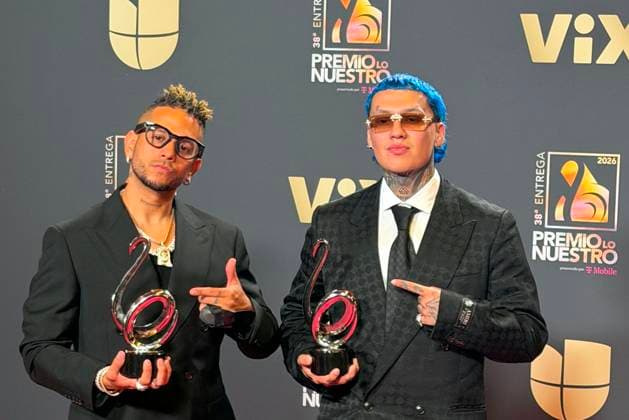 Colombian producer Ovy On The Drums (L) and his countryman and singer Blessed (R) pose with their awards at the red carpet of Lo Nuestro Awards (focus in the Latin music) gala held in Miami, Florida, USA on 19 February 2026. Red carpet of Lo Nuestro Awards (focus in the Latin music) gala !ACHTUNG: NUR REDAKTIONELLE NUTZUNG!  Copyright: xAliciaxCivitax USA8593 20260220-55019458929_1