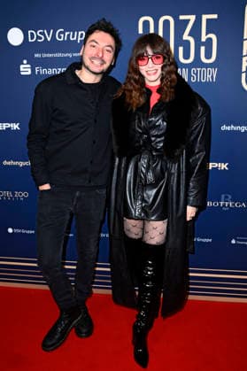 Sofia Portanet mit Gast beim 99Fire Films Award während der Berlinale 2026 in der Astor Film Lounge. Berlin, 19.02.2026