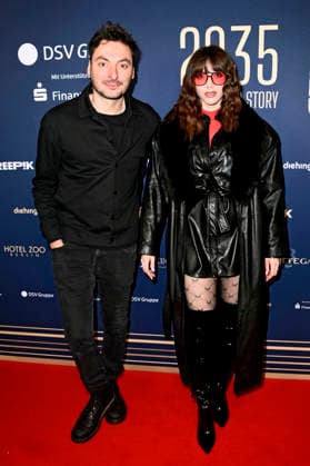 Sofia Portanet mit Gast beim 99Fire Films Award während der Berlinale 2026 in der Astor Film Lounge. Berlin, 19.02.2026