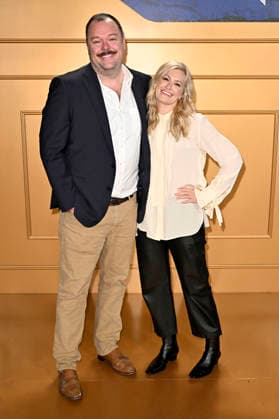 Michael Gladis und Beth Behrs bei der Staffel Finale Party zur CBS Serie The Neighborhood im Radford Studio Center. Los Angeles, 19.02.2026