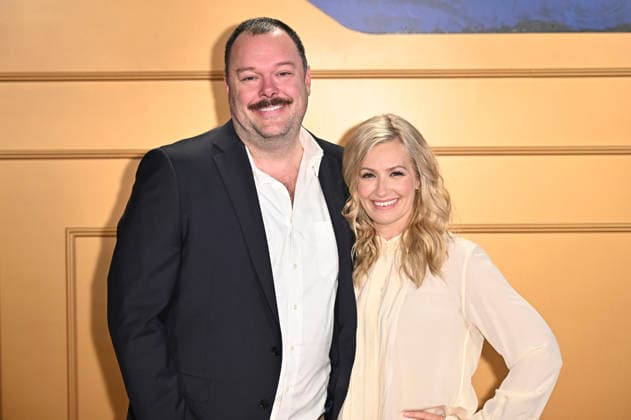 Michael Gladis und Beth Behrs bei der Staffel Finale Party zur CBS Serie The Neighborhood im Radford Studio Center. Los Angeles, 19.02.2026