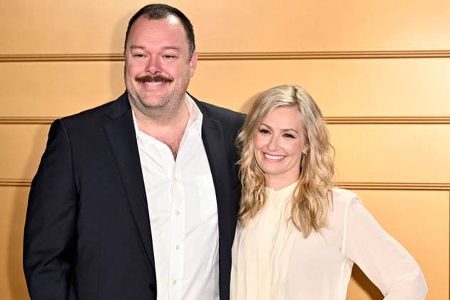 Michael Gladis und Beth Behrs bei der Staffel Finale Party zur CBS Serie The Neighborhood im Radford Studio Center. Los Angeles, 19.02.2026