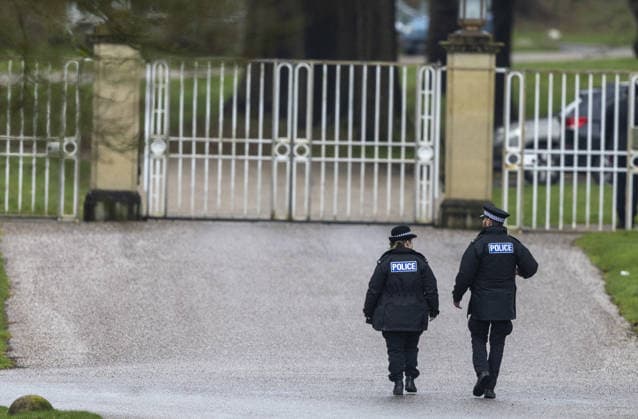 Police at the gates of Royal Lodge as Andrew Mountbatten Windsor is arrested at Sandringham. 19.02.2026. Police at the gates of Royal Lodge as Andrew Mountbatten Windsor is arrested at Sandringham.  Copyright: xDougxSeeburgx NINTCHDBPICT001060477856