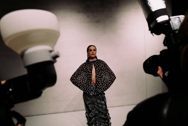 Poet-Lab pre-show AW LFW in London Poet-Lab presents its latest collection during London Fashion Week, showcasing a bold vision of genderless luxury streetwear. Creative director Giuseppe Iaciofano explores the workshop of a poet concept through oversized geometry and minimalist tailoring, utilising repurposed deadstock fabrics to promote sustainable fashion. The runway features a series of transformative looks that highlight the tension between opposites Milanese glamour and New York pragmatism. Models move through a space designed to reflect the brand s core values of inclusivity and resilience, reinforcing fashion as a tool for self-expression and the rejection of conventional norms. London England United Kingdom Copyright: xx