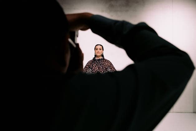 Poet-Lab pre-show AW LFW in London Poet-Lab presents its latest collection during London Fashion Week, showcasing a bold vision of genderless luxury streetwear. Creative director Giuseppe Iaciofano explores the workshop of a poet concept through oversized geometry and minimalist tailoring, utilising repurposed deadstock fabrics to promote sustainable fashion. The runway features a series of transformative looks that highlight the tension between opposites Milanese glamour and New York pragmatism. Models move through a space designed to reflect the brand s core values of inclusivity and resilience, reinforcing fashion as a tool for self-expression and the rejection of conventional norms. London England United Kingdom Copyright: xx
