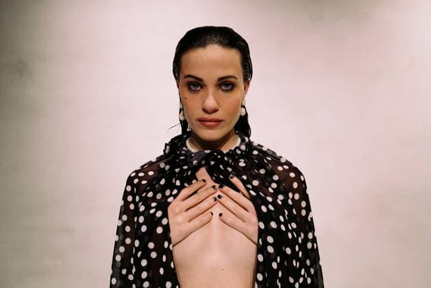 Poet-Lab pre-show AW LFW in London Poet-Lab presents its latest collection during London Fashion Week, showcasing a bold vision of genderless luxury streetwear. Creative director Giuseppe Iaciofano explores the workshop of a poet concept through oversized geometry and minimalist tailoring, utilising repurposed deadstock fabrics to promote sustainable fashion. The runway features a series of transformative looks that highlight the tension between opposites Milanese glamour and New York pragmatism. Models move through a space designed to reflect the brand s core values of inclusivity and resilience, reinforcing fashion as a tool for self-expression and the rejection of conventional norms. London England United Kingdom Copyright: xx