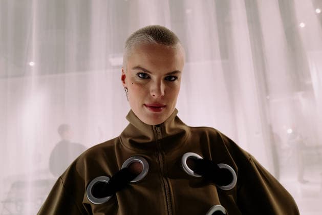 Poet-Lab pre-show AW LFW in London Poet-Lab presents its latest collection during London Fashion Week, showcasing a bold vision of genderless luxury streetwear. Creative director Giuseppe Iaciofano explores the workshop of a poet concept through oversized geometry and minimalist tailoring, utilising repurposed deadstock fabrics to promote sustainable fashion. The runway features a series of transformative looks that highlight the tension between opposites Milanese glamour and New York pragmatism. Models move through a space designed to reflect the brand s core values of inclusivity and resilience, reinforcing fashion as a tool for self-expression and the rejection of conventional norms. London England United Kingdom Copyright: xx