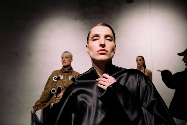 Poet-Lab pre-show AW LFW in London Poet-Lab presents its latest collection during London Fashion Week, showcasing a bold vision of genderless luxury streetwear. Creative director Giuseppe Iaciofano explores the workshop of a poet concept through oversized geometry and minimalist tailoring, utilising repurposed deadstock fabrics to promote sustainable fashion. The runway features a series of transformative looks that highlight the tension between opposites Milanese glamour and New York pragmatism. Models move through a space designed to reflect the brand s core values of inclusivity and resilience, reinforcing fashion as a tool for self-expression and the rejection of conventional norms. London England United Kingdom Copyright: xx
