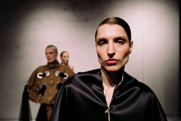 Poet-Lab pre-show AW LFW in London Poet-Lab presents its latest collection during London Fashion Week, showcasing a bold vision of genderless luxury streetwear. Creative director Giuseppe Iaciofano explores the workshop of a poet concept through oversized geometry and minimalist tailoring, utilising repurposed deadstock fabrics to promote sustainable fashion. The runway features a series of transformative looks that highlight the tension between opposites Milanese glamour and New York pragmatism. Models move through a space designed to reflect the brand s core values of inclusivity and resilience, reinforcing fashion as a tool for self-expression and the rejection of conventional norms. London England United Kingdom Copyright: xx
