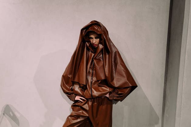 Poet-Lab pre-show AW LFW in London Poet-Lab presents its latest collection during London Fashion Week, showcasing a bold vision of genderless luxury streetwear. Creative director Giuseppe Iaciofano explores the workshop of a poet concept through oversized geometry and minimalist tailoring, utilising repurposed deadstock fabrics to promote sustainable fashion. The runway features a series of transformative looks that highlight the tension between opposites Milanese glamour and New York pragmatism. Models move through a space designed to reflect the brand s core values of inclusivity and resilience, reinforcing fashion as a tool for self-expression and the rejection of conventional norms. London England United Kingdom Copyright: xx