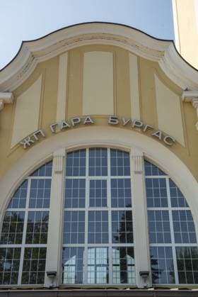Burgas, Bulgarien, 25. September 2020 Fassade des Bahnhofseingangs in Burgas, Bulgarien Burgas, Bulgaria, September 25th 2020 Facade of the entrance to the railway station in Burgas, Bulgaria Copyright: imageBROKER johnxwreford ibljwr16727021.jpg