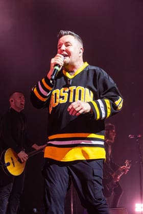 February 19, 2026, Austin, Texas: Celtic Punk legends, Dropkick Murphys, perform to a Sold-out audience on their St Patrick s Day Tour at The ACL Moody Theater in Austin, Texas on February 19th, 2026 (02 19 26). Photo of KEN CASEY. Austin  - ZUMAm222 20260219_zap_m222_007 Copyright: xMichaelxMullenixx