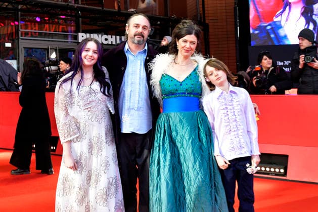 Banker White mit Ehefrau Anna Fitch, Tochter Dylan und Sohn Dylan bei der Premiere des Dokumentarfilms Yo - Love Is a Rebellious Bird auf der Berlinale 2026 76. Internationale Filmfestspiele Berlin im Berlinale Palast. Berlin, 20.02.2026
