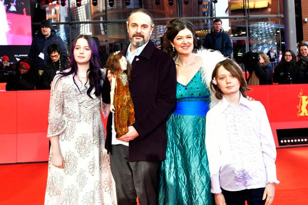 Banker White mit Ehefrau Anna Fitch, Tochter Dylan und Sohn Dylan bei der Premiere des Dokumentarfilms Yo - Love Is a Rebellious Bird auf der Berlinale 2026 76. Internationale Filmfestspiele Berlin im Berlinale Palast. Berlin, 20.02.2026