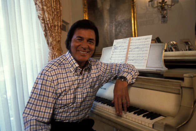 Singer Engelbert Humperdinck Jan 01, 1997 - London, England, United Kingdom - British-American Pop Singer ENGELBERT HUMPERDINCK (aka ARNOLD DORSEY) pictured in his home in 1997. Copyright: xBernardxFallonx