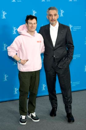 Noah Segan und John Turturro beim Photocall zum Kinofilm The Only Living Pickpocket in New York auf der Berlinale 2026 76. Internationale Filmfestspiele Berlin im Hotel Grand Hyatt. Berlin, 20.02.2026