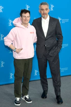 Noah Segan und John Turturro beim Photocall zum Kinofilm The Only Living Pickpocket in New York auf der Berlinale 2026 76. Internationale Filmfestspiele Berlin im Hotel Grand Hyatt. Berlin, 20.02.2026