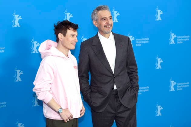 Noah Segan und John Turturro beim Photocall zum Kinofilm The Only Living Pickpocket in New York auf der Berlinale 2026 76. Internationale Filmfestspiele Berlin im Hotel Grand Hyatt. Berlin, 20.02.2026