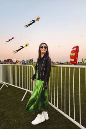 Doha, Katar — 22. Januar 2026:Während des Drachenfestivals in Doha bei Sonnenuntergang posiert eine Frau mit bunten Riesendrachen, die über einem öffentlichen Park fliegen. Beliebtes berühmtes Kulturereignis, Lebensstil im Nahen Osten Doha, Qatar - 22nd january, 2026:woman pose with colorful giant kites flying above public park during Doha kite festival at sunset. Popular famous Cultural event Middle East lifestyle Copyright: imageBROKER EvaldasxMikoliunas ibxemi16583367.jpg ,model released, Symbolfoto ,property released