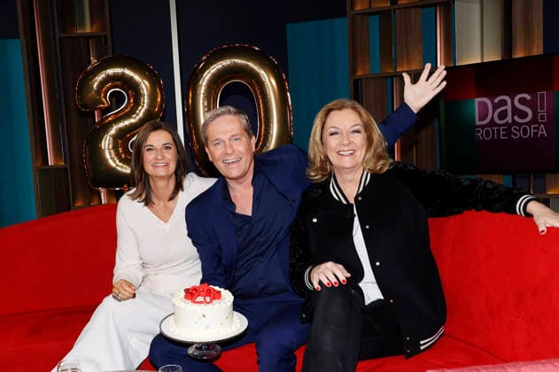 Inka Schneider, Hinnerk Baumgarten und Bettina Tietjen im NDR Nachrichten- und Talkmagazin DAS! Rote Sofa im NDR Fernsehstudio Lokstedt. Hinnerk Baumgarten feiert 20 Jahre als DAS! -Moderator. Hamburg, 20.02.2026