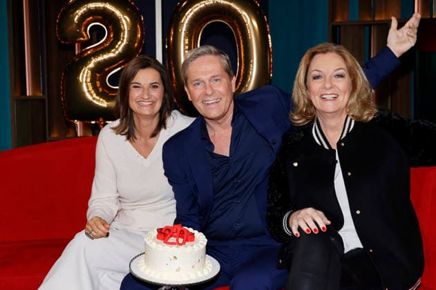 Inka Schneider, Hinnerk Baumgarten und Bettina Tietjen im NDR Nachrichten- und Talkmagazin DAS! Rote Sofa im NDR Fernsehstudio Lokstedt. Hinnerk Baumgarten feiert 20 Jahre als DAS! -Moderator. Hamburg, 20.02.2026