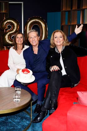 Inka Schneider, Hinnerk Baumgarten und Bettina Tietjen im NDR Nachrichten- und Talkmagazin DAS! Rote Sofa im NDR Fernsehstudio Lokstedt. Hinnerk Baumgarten feiert 20 Jahre als DAS! -Moderator. Hamburg, 20.02.2026
