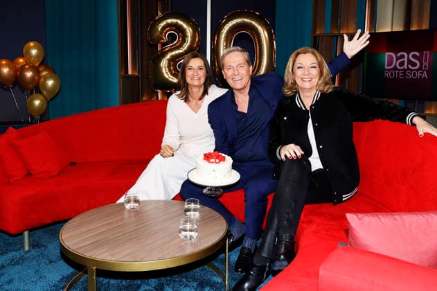 Inka Schneider, Hinnerk Baumgarten und Bettina Tietjen im NDR Nachrichten- und Talkmagazin DAS! Rote Sofa im NDR Fernsehstudio Lokstedt. Hinnerk Baumgarten feiert 20 Jahre als DAS! -Moderator. Hamburg, 20.02.2026