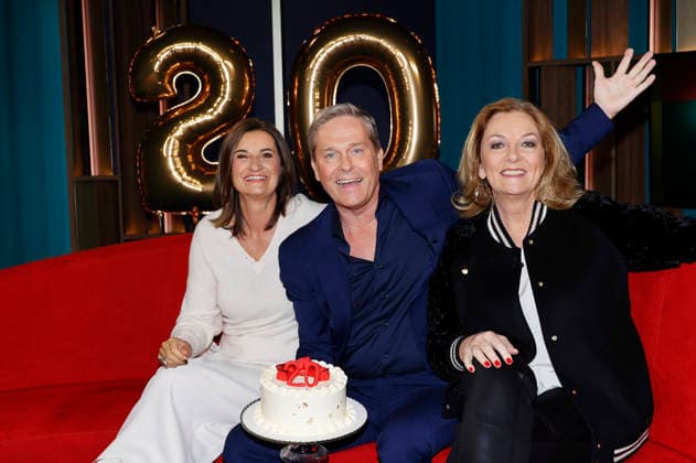 Inka Schneider, Hinnerk Baumgarten und Bettina Tietjen im NDR Nachrichten- und Talkmagazin DAS! Rote Sofa im NDR Fernsehstudio Lokstedt. Hinnerk Baumgarten feiert 20 Jahre als DAS! -Moderator. Hamburg, 20.02.2026