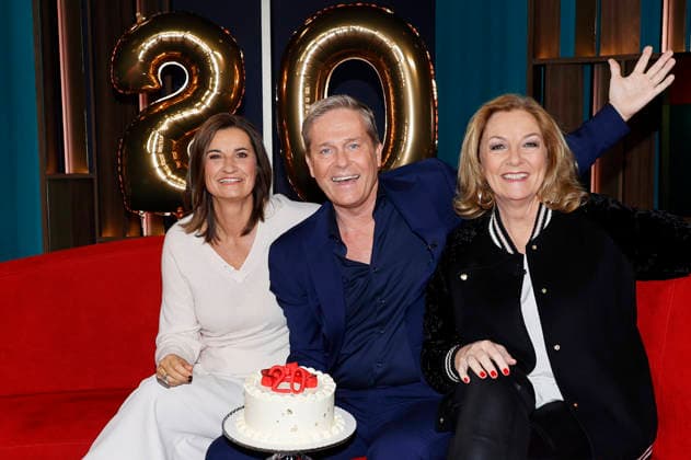 Inka Schneider, Hinnerk Baumgarten und Bettina Tietjen im NDR Nachrichten- und Talkmagazin DAS! Rote Sofa im NDR Fernsehstudio Lokstedt. Hinnerk Baumgarten feiert 20 Jahre als DAS! -Moderator. Hamburg, 20.02.2026