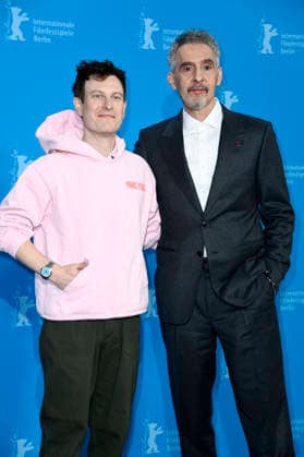 Noah Segan und John Turturro beim Photocall zum Kinofilm The Only Living Pickpocket in New York auf der Berlinale 2026 76. Internationale Filmfestspiele Berlin im Hotel Grand Hyatt. Berlin, 20.02.2026