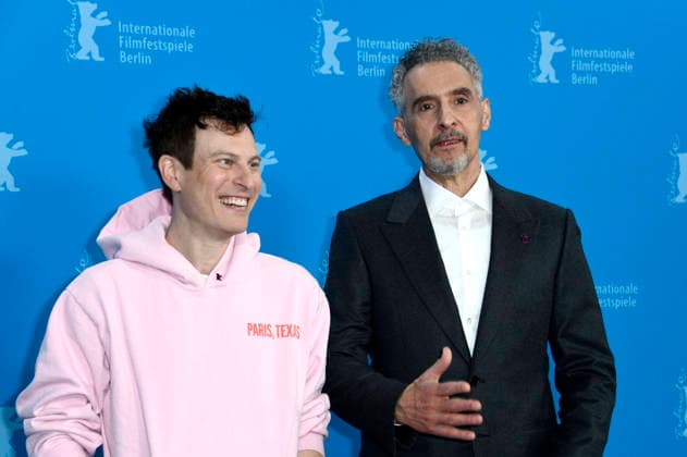 Noah Segan und John Turturro beim Photocall zum Kinofilm The Only Living Pickpocket in New York auf der Berlinale 2026 76. Internationale Filmfestspiele Berlin im Hotel Grand Hyatt. Berlin, 20.02.2026
