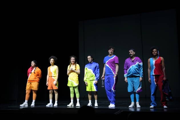 Homa Faghiri, Jessica Cuna, Caroline Erdmann, Jan Tsien Beller, Andrej von Sallwitz, Ariel Nil Levy und Theresa Henning, v.l., während der Fotoprobe für Wolf im Theater an der Parkaue in Berlin, 20. Februar 2026. Von Sasa Stanisic. Regie und Choreografie Raphael Moussa Hillebrand. Bühne und Kostüme Jürgen Kirner. Premiere ist am 24. Februar 2026. Theater an der Parkaue Berlin Wolf