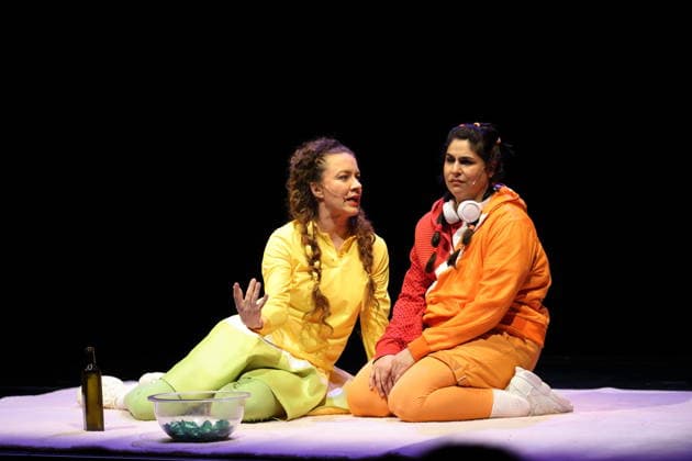 Caroline Erdmann und Homa Faghiri, v.l., während der Fotoprobe für Wolf im Theater an der Parkaue in Berlin, 20. Februar 2026. Von Sasa Stanisic. Regie und Choreografie Raphael Moussa Hillebrand. Bühne und Kostüme Jürgen Kirner. Premiere ist am 24. Februar 2026. Theater an der Parkaue Berlin Wolf