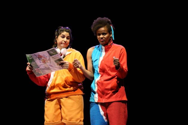 Homa Faghiri und Theresa Henning, v.l., während der Fotoprobe für Wolf im Theater an der Parkaue in Berlin, 20. Februar 2026. Von Sasa Stanisic. Regie und Choreografie Raphael Moussa Hillebrand. Bühne und Kostüme Jürgen Kirner. Premiere ist am 24. Februar 2026. Theater an der Parkaue Berlin Wolf