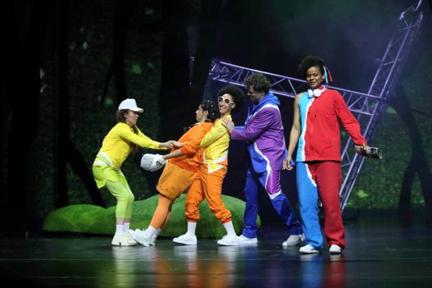 Caroline Erdmann, Homa Faghiri, Jessica Cuna, Andrej von Sallwitz und Theresa Henning, v.l., während der Fotoprobe für Wolf im Theater an der Parkaue in Berlin, 20. Februar 2026. Von Sasa Stanisic. Regie und Choreografie Raphael Moussa Hillebrand. Bühne und Kostüme Jürgen Kirner. Premiere ist am 24. Februar 2026. Theater an der Parkaue Berlin Wolf