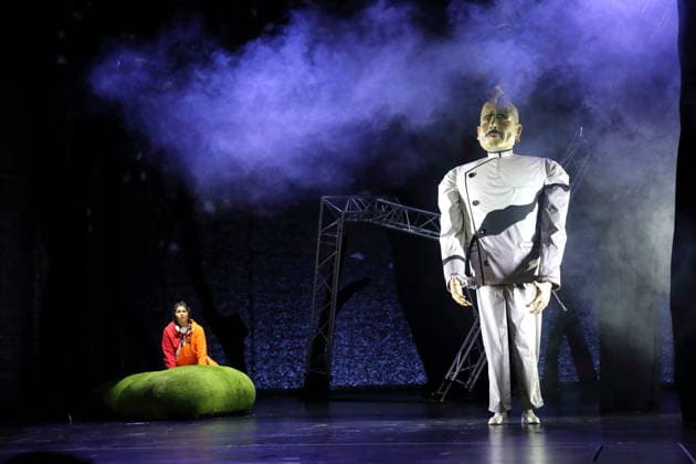 Homa Faghiri und Ariel Nil Levy während der Fotoprobe für Wolf im Theater an der Parkaue in Berlin, 20. Februar 2026. Von Sasa Stanisic. Regie und Choreografie Raphael Moussa Hillebrand. Bühne und Kostüme Jürgen Kirner. Premiere ist am 24. Februar 2026. Theater an der Parkaue Berlin Wolf