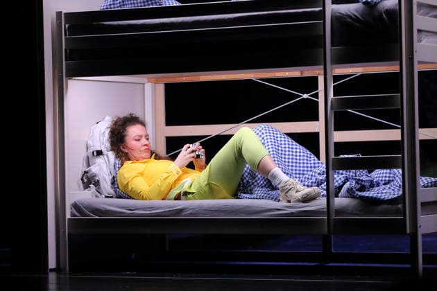 Caroline Erdmann während der Fotoprobe für Wolf im Theater an der Parkaue in Berlin, 20. Februar 2026. Von Sasa Stanisic. Regie und Choreografie Raphael Moussa Hillebrand. Bühne und Kostüme Jürgen Kirner. Premiere ist am 24. Februar 2026. Theater an der Parkaue Berlin Wolf