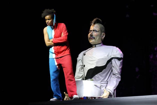 Theresa Henning und Ariel Nil Levy während der Fotoprobe für Wolf im Theater an der Parkaue in Berlin, 20. Februar 2026. Von Sasa Stanisic. Regie und Choreografie Raphael Moussa Hillebrand. Bühne und Kostüme Jürgen Kirner. Premiere ist am 24. Februar 2026. Theater an der Parkaue Berlin Wolf