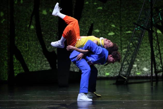 Jessica Cuna und Andrej von Sallwitz während der Fotoprobe für Wolf im Theater an der Parkaue in Berlin, 20. Februar 2026. Von Sasa Stanisic. Regie und Choreografie Raphael Moussa Hillebrand. Bühne und Kostüme Jürgen Kirner. Premiere ist am 24. Februar 2026. Theater an der Parkaue Berlin Wolf
