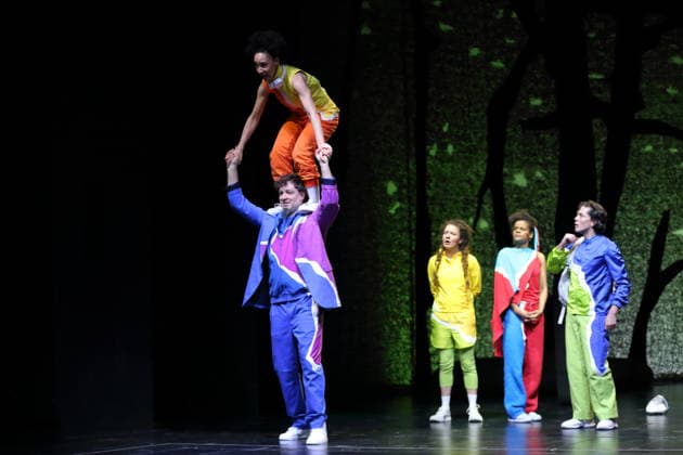 Jessica Cuna, Andrej von Sallwitz, Caroline Erdmann, Theresa Henning und Jan Tsien Beller, v.l., während der Fotoprobe für Wolf im Theater an der Parkaue in Berlin, 20. Februar 2026. Von Sasa Stanisic. Regie und Choreografie Raphael Moussa Hillebrand. Bühne und Kostüme Jürgen Kirner. Premiere ist am 24. Februar 2026. Theater an der Parkaue Berlin Wolf