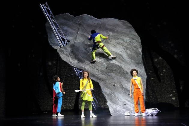 Theresa Henning, Caroline Erdmann, Jan Tsien Beller und Jessica Cuna, v.l., während der Fotoprobe für Wolf im Theater an der Parkaue in Berlin, 20. Februar 2026. Von Sasa Stanisic. Regie und Choreografie Raphael Moussa Hillebrand. Bühne und Kostüme Jürgen Kirner. Premiere ist am 24. Februar 2026. Theater an der Parkaue Berlin Wolf