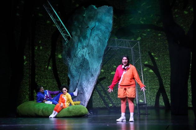 Andrej von Sallwitz, Jessica Cuna und Homa Faghiri, v.l., während der Fotoprobe für Wolf im Theater an der Parkaue in Berlin, 20. Februar 2026. Von Sasa Stanisic. Regie und Choreografie Raphael Moussa Hillebrand. Bühne und Kostüme Jürgen Kirner. Premiere ist am 24. Februar 2026. Theater an der Parkaue Berlin Wolf