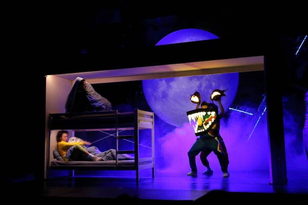 Caroline Erdmann, Jan Tsien Beller und Ensemble während der Fotoprobe für Wolf im Theater an der Parkaue in Berlin, 20. Februar 2026. Von Sasa Stanisic. Regie und Choreografie Raphael Moussa Hillebrand. Bühne und Kostüme Jürgen Kirner. Premiere ist am 24. Februar 2026. Theater an der Parkaue Berlin Wolf