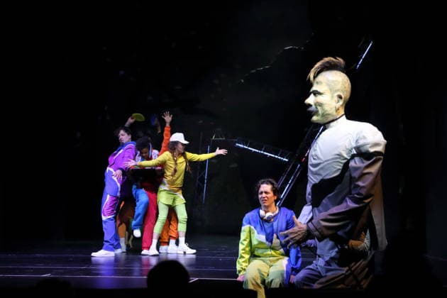 Andrej von Sallwitz, Theresa Henning, Caroline Erdmann, Jan Tsien Beller und Ariel Nil Levy, v.l., während der Fotoprobe für Wolf im Theater an der Parkaue in Berlin, 20. Februar 2026. Von Sasa Stanisic. Regie und Choreografie Raphael Moussa Hillebrand. Bühne und Kostüme Jürgen Kirner. Premiere ist am 24. Februar 2026. Theater an der Parkaue Berlin Wolf
